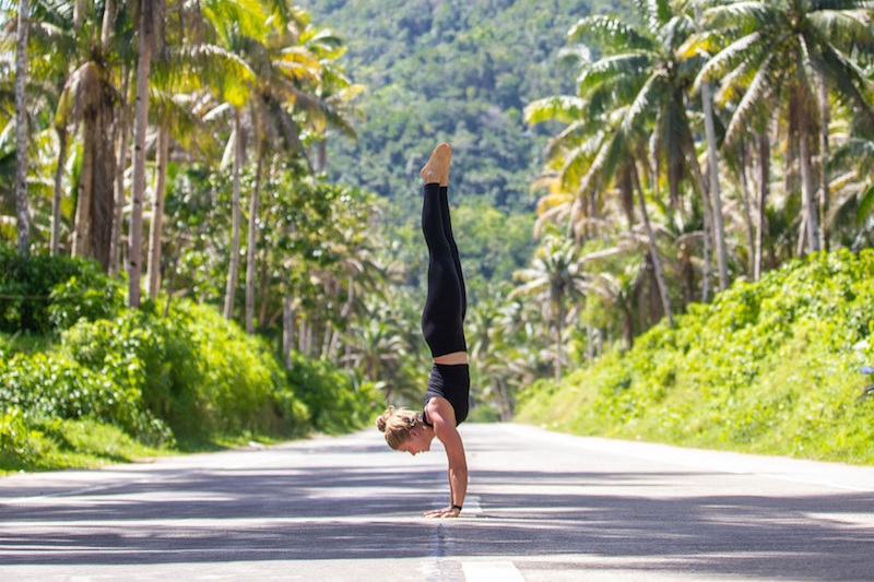 Katharina Bleinis Yoga Teacher in Handstand